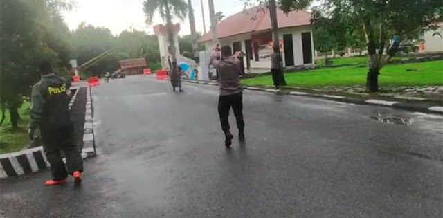 Heboh Beredar Video Seorang Pembawa Payung Menerobos Markas Polisi Sambil Teriak Takbir