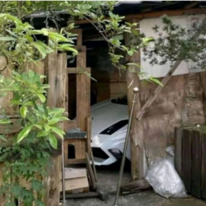 Viral!! Lamborghini Diparkir di Gubuk Kayu, Netizen: Sultan Lagi Mudik ke Kampung